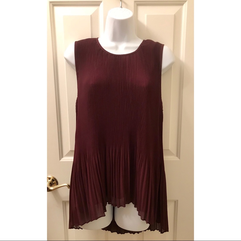 **CABLE AND GAUGE** Pleated Burgundy Tank Size: XL